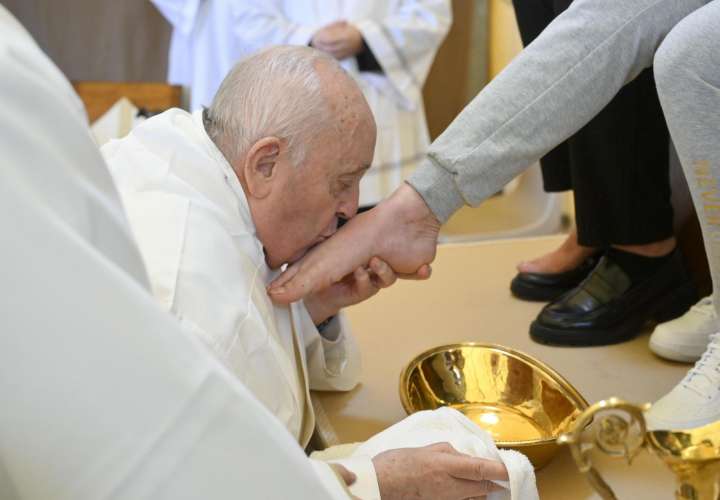 Papa Francisco en silla de ruedas lava los pies a doce reclusas