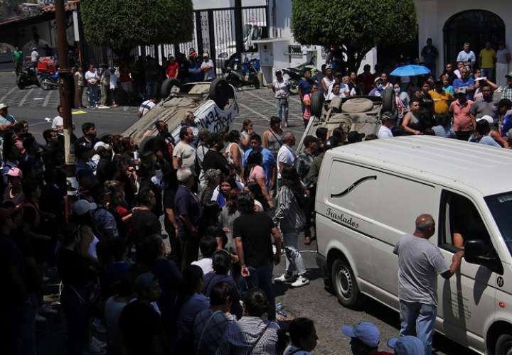 Personas bloquean unas calles este jueves, durante una protesta por el secuestro y asesinato de la menor Camila Gómez, en el municipio de Taxco, en el estado de Guerrero (México). EFE