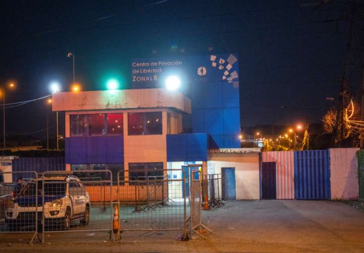 Puerta de acceso a la Cárcel Regional, en Guayaquil (Ecuador). EFE