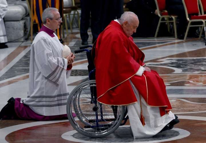 Papa renuncia a presidir el vía crucis para cuidar su salud 