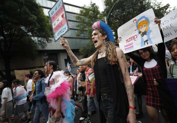  Integrantes de colectivos LGBTI se manifiestan este domingo, al frente del Palacio Nacional en Ciudad de México (México). EFE