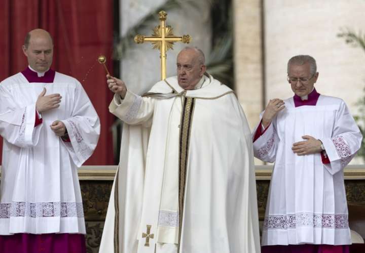 El Papa Francisco (centro) dirige la misa de Pascua en la Plaza de San Pedro, Ciudad del Vaticano. EFE