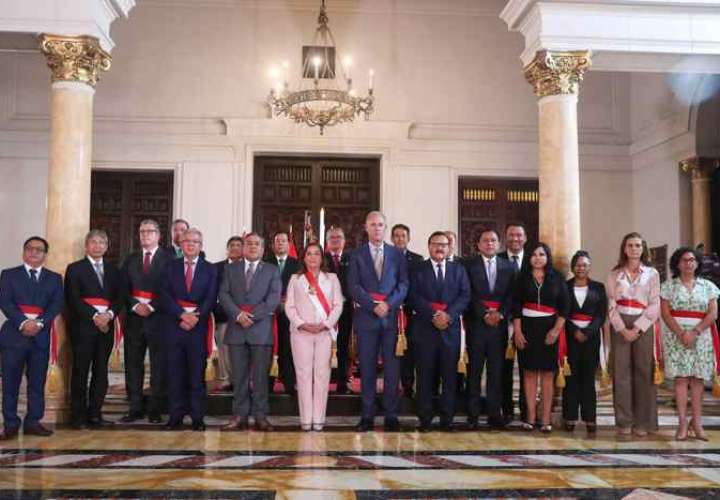 Fotografía cedida por la Presidencia de Perú de la mandataria, Dina Boluarte, mientras posa junto a los nuevos integrantes de su gabinete de ministros, este lunes en Lima (Perú). EFE