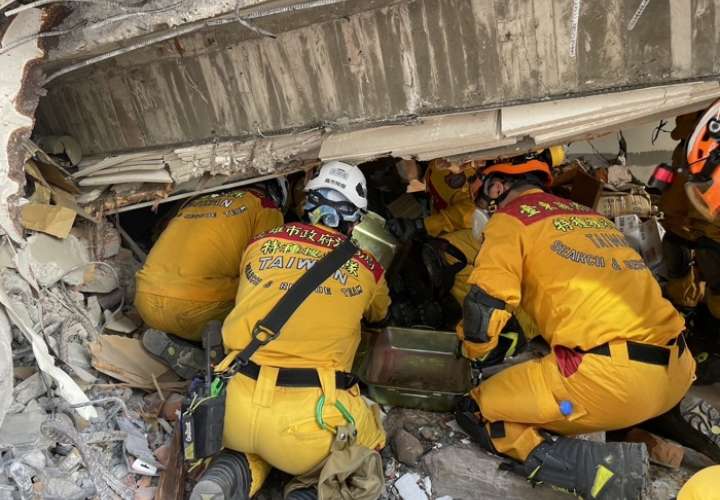 Miembros de un equipo de búsqueda y rescate realizan operaciones en un edificio después de un terremoto de magnitud 7,4 en Hualien, Taiwán, el 3 de abril de 2024. EFE