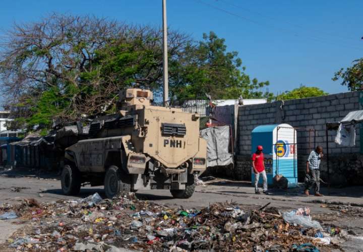 Un carro blindado de la Policía patrulla en una plaza pública de Puerto Príncipe (Haití). EFE