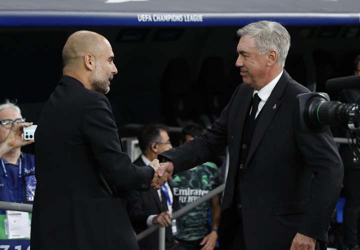 Pep Guardiola (i) saluda a Carlo Ancelotti (d), en el estadio Santiago Bernabéu. /Foto: EFE