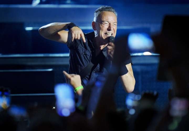 Bruce Springsteen firma excusa a un joven 'fan' que faltó a clases