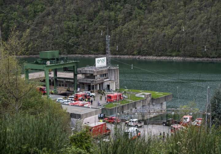 Rescatistas trabajan en el lugar de una explosión ocurrida en una central hidroeléctrica en el embalse del lago Suviana. EFE
