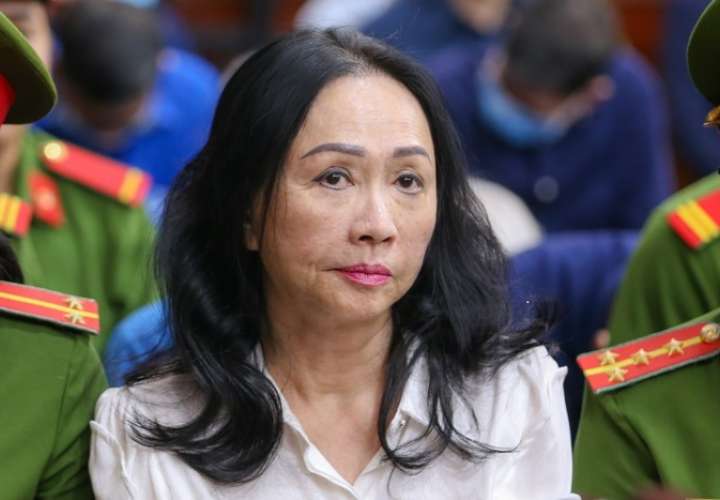 La empresaria Truong My Lan asiste al juicio en Ho Chi Minh (Vietnam) en el que fue condenada este jueves a la cadena de muerte por el desfalco de 12.500 millones de dólares del Banco Comercial de Saigon (SCB).  EFE