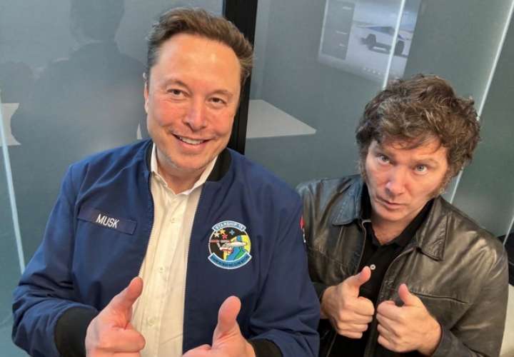 presidente de Argentina, Javier Milei (d), junto al empresario Elon Musk durante una reunión en una de las fábricas de la automotriz Tesla en Austin, Texas. EFE