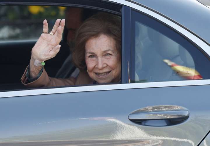 Reina Sofía sale del hospital tras varios días por una infección