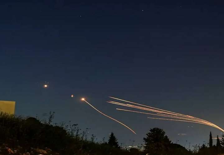 Hizbulá lanza "decenas" de cohetes contra base israelí 