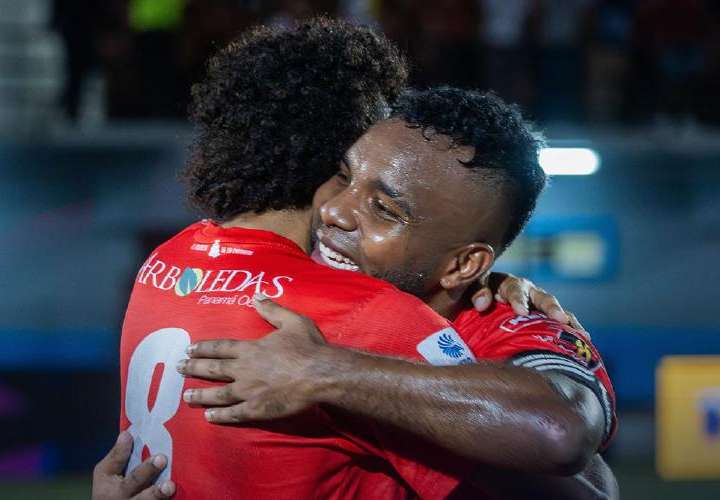 Jhamal Rodríguez (der.) festeja uno de sus goles con su compañero Edilson Carrasquilla (8). /Foto: LPF