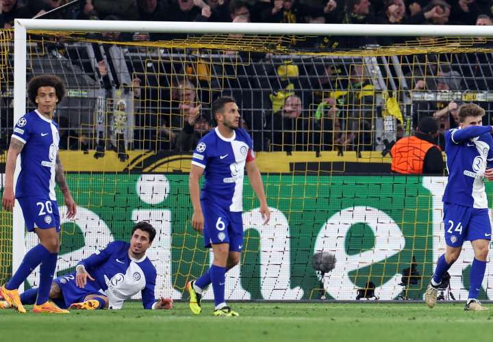 El Atlético lamenta uno de los goles del Dortmund. /Foto: EFE