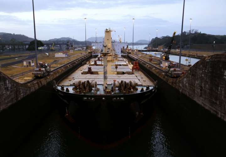 Un buque transita por el canal de Panamá. EFE