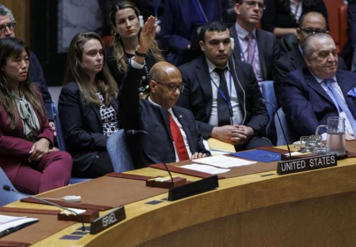 El representante alterno de los Estados Unidos, Robert A. Wood, levanta la mano para indicar su voto en contra de la membresía de Palestina en las Naciones Unidas, durante una reunión del Consejo de Seguridad en la sede del organismo en Nueva York. EFE