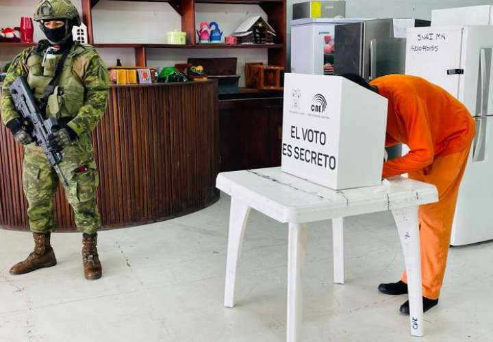 Personas privadas de libertad en Ecuador, votan para el referéndum del proximo domingo. EFE