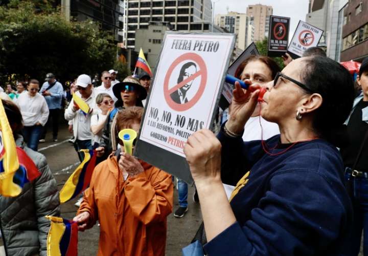 Manifestantes opositores al Gobierno de Gustavo Petro participan en una jornada de protesta en las calles de Bogotá (Colombia). EFE