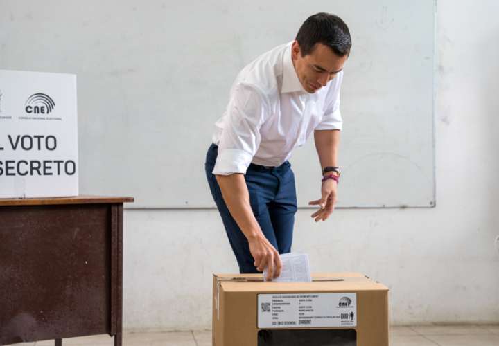 El presidente de Ecuador, Daniel Noboa, vota el referéndum de once preguntas este domingo en Olón (Ecuador). EFE