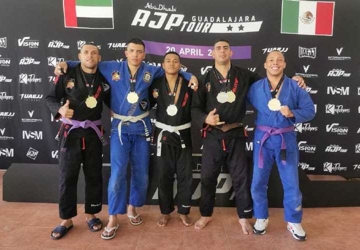 Ganan medallas en torneo de Jiu Jitsu 