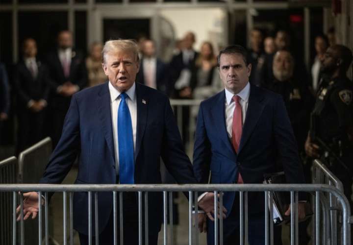 El expresidente de EE.UU. y posible candidato presidencial republicano, Donald Trump (i) y su abogado Todd Blanche en New York. EFE