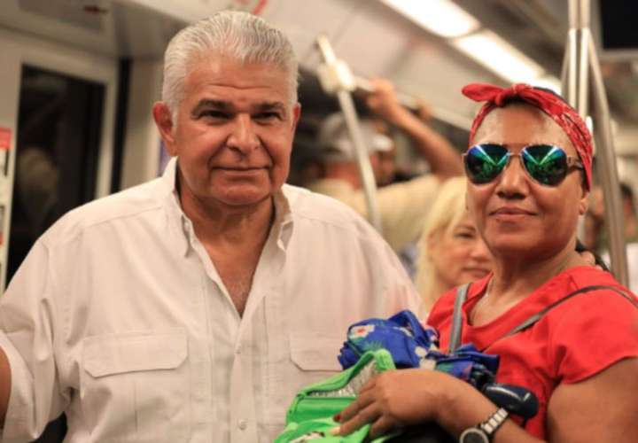 Mulino recibe apoyo en comarca y luego viaja en Metro de Panamá