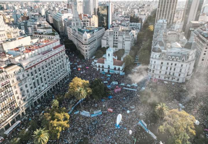 Manifestantes participan en una movilización del sector educativo contra el gobierno del presidente Javier Milei este martes en Buenos Aires (Argentina). EFE