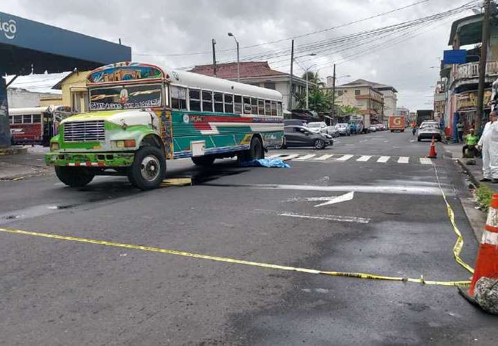 Muere atropellado por bus en Colón