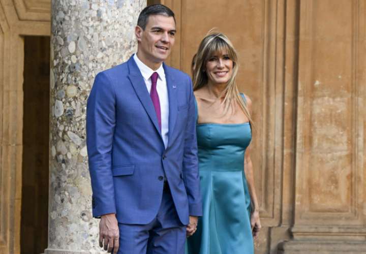 El presidente del Gobierno español, Pedro Sánchez, acompañado de su esposa Begoña Gómez.- EFE / Archivo