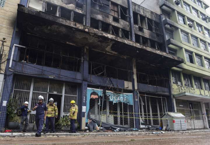 El incendio de grandes proporciones destruyó por completo los tres pisos del establecimiento. EFE