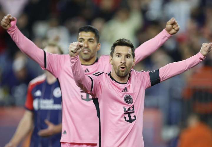 Lionel Messi (d) y Luis Suárez (i) celebran el triunfo. /Foto: EFE