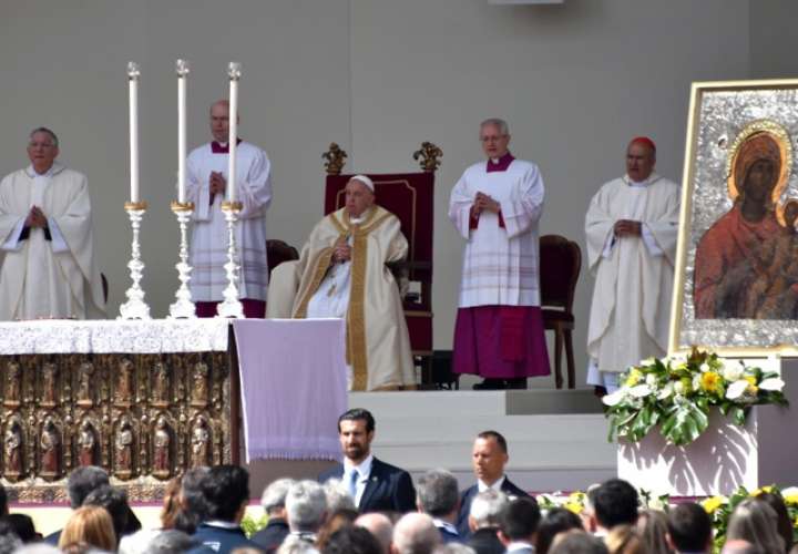 El Papa Francisco preside una misa en la plaza de San Marcos en Venecia. EFE