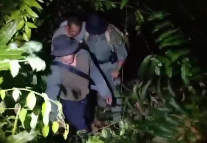 Rescatan a dos perdidos en área boscosa de Colón 
