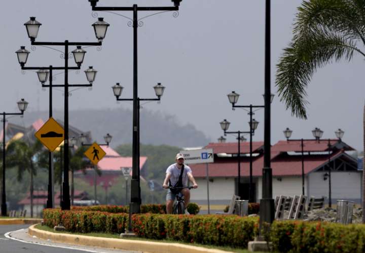  Turistas visitan la Calzada de Amador durante un día caluroso este lunes, en Ciudad de Panamá. EFE