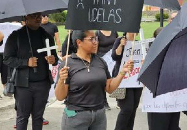 Manifestantes de luto por destituciones y persecución en Udelas