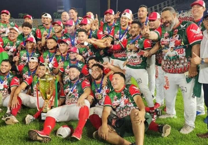 El equipo de Chiriquí con el trofeo de campeón del béisbol mayor 2024. Foto: Pandeportes