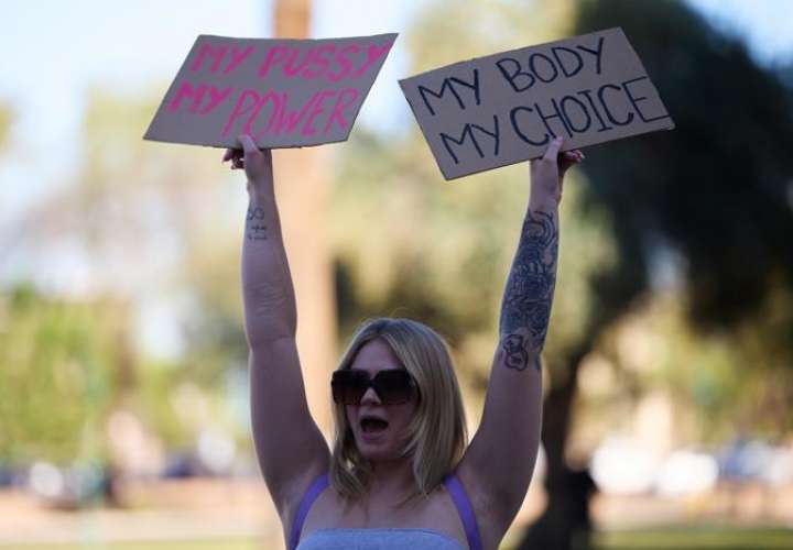 Una mujer protesta a favor del aborto en Phoenix, Arizona (EE.UU.). EFE