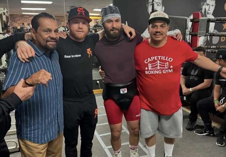 Roberto 'Mano de Piedra' Durán estuvo en Las Vegas para la pelea de Saúl 'Canelo' Álvarez pero ya se encuentra en Panamá para ejercer su voto.