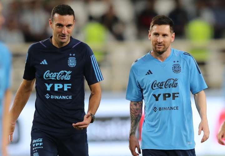 Scaloni y Messi recuerdan a Menotti como "Maestro" 