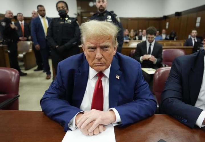 El candidato presidencial republicano y expresidente estadounidense Donald Trump se sienta en la sala del tribunal al comienzo de los procedimientos del día en su juicio en el tribunal estatal de Manhattan en Nueva York. EFE