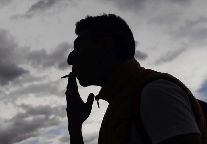 Un hombre fuma un cigarrillo. EFE
