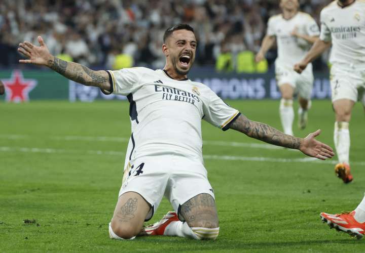 El delantero del Real Madrid Joselu celebra su segundo gol./ Foto: EFE