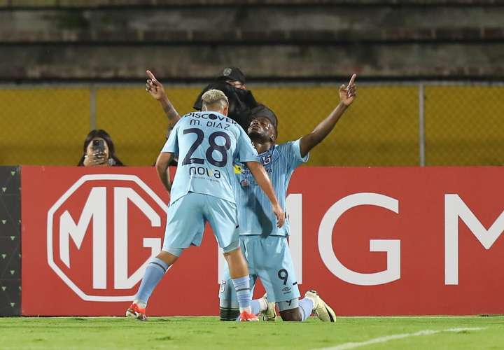 El delantero panameño José Fajardo (d) celebra uno de los dos goles. /Foto: EFE