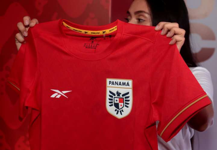 La nueva camiseta de la selección panameña de fútbol. /Foto: EFE
