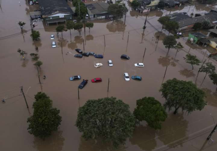 Fotografía aérea de varios vehículos afectados por las inundaciones en la ciudad de Eldorado do Sul este viernes, en la región metropolitana de Porto Alegre (Brasil). EFE