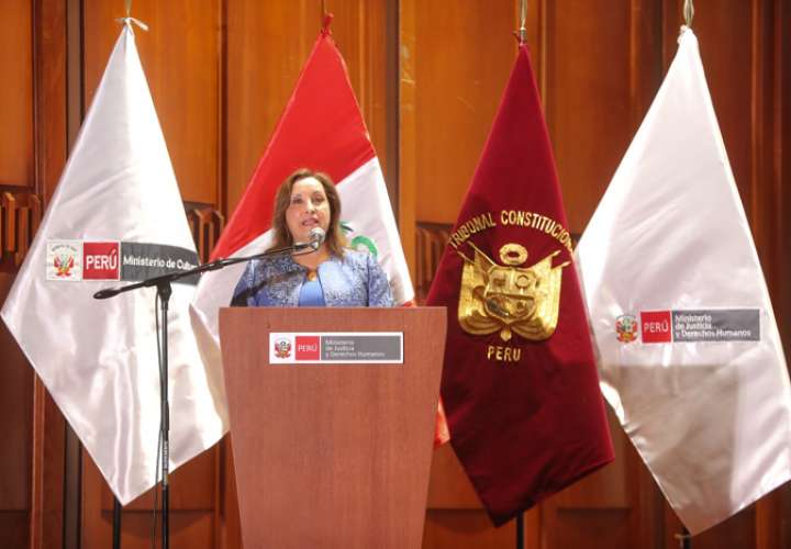 Presidenta Dina Boluarte durante la ceremonia de inauguración del seminario internacional ‘Constitución Política, Democracia y Valores Institucionales’, este viernes en Lima, (Perú). EFE