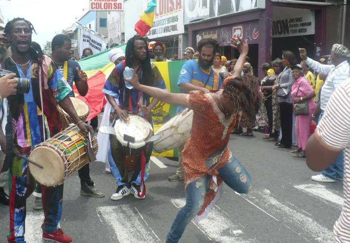Organizan desfile "Colores de mi Raza" en Colón