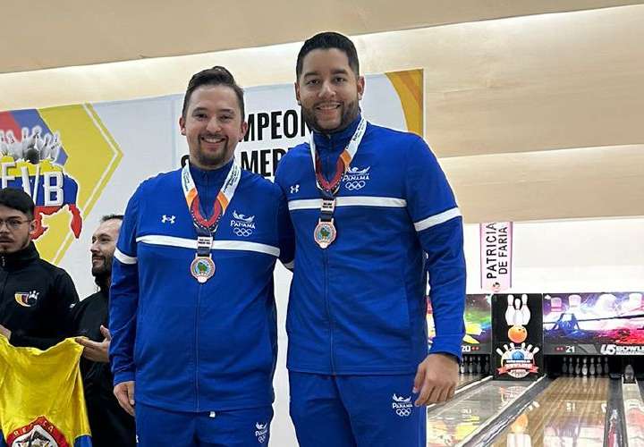 William Duen (izq.) y Donald Lee en la premiación del evento de dobles del Campeonato Sudamericano Élite de Bolos. Foto: CNBP