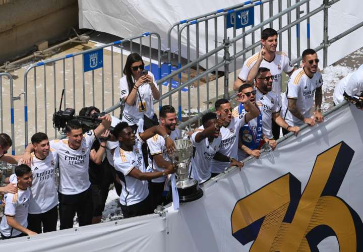 Los madridistas festejan su Liga número 36. /Foto: EFE