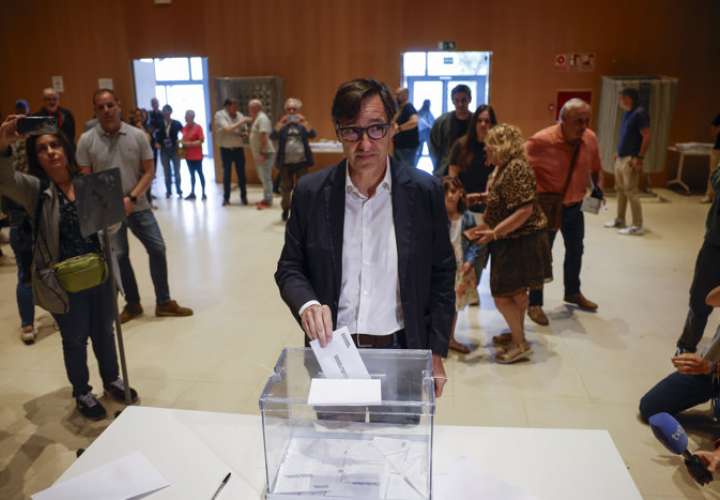 El primer secretario de los socialistas catalanes y candidato a la presidencia de la Generalitat catalana, Salvador Illa, vota en Barcelona, este domingo. EFE